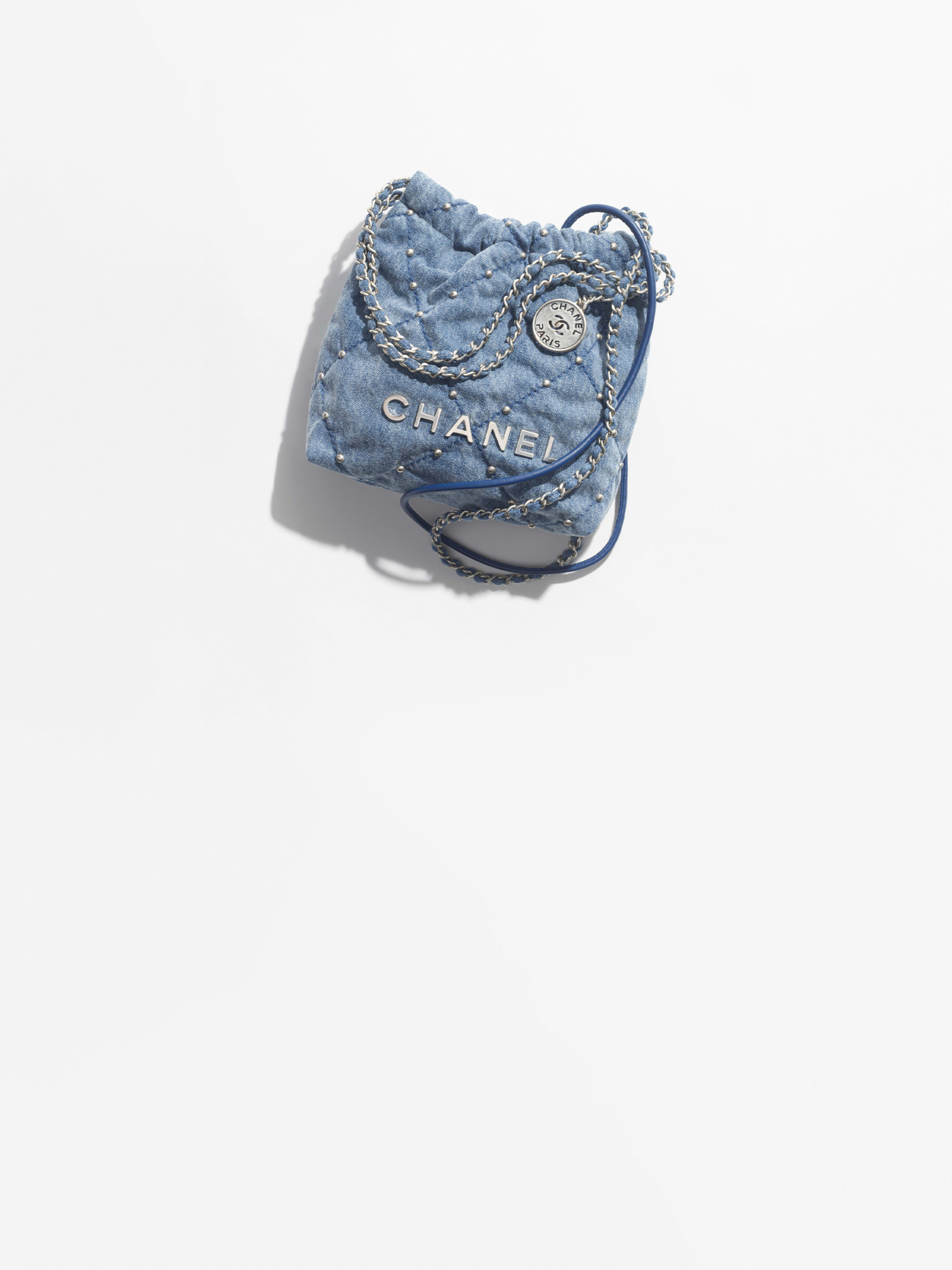 Borsa CHANEL 22 mini - Blu - Denim lavato & metallo effetto argentato - vista artistica 1 grande
